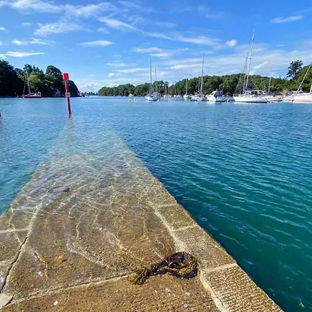 L'insoupconnee Sur Le Port De *